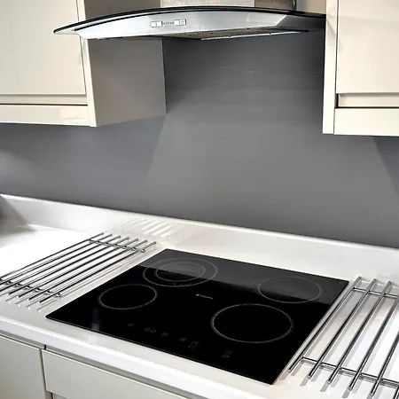 Victoria With Free Parking Apartment