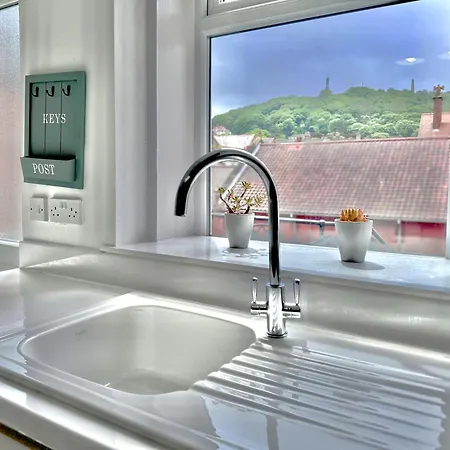 Victoria With Free Parking Scarborough