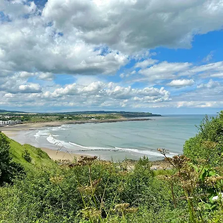 Victoria With Free Parking Apartment