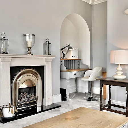 Victoria With Free Parking Apartment