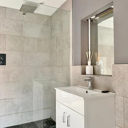 Victoria With Free Parking Scarborough