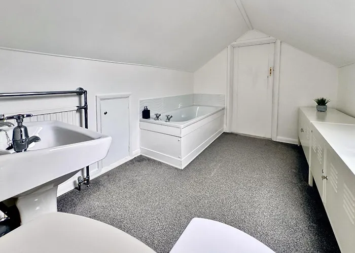 Victoria With Free Parking *