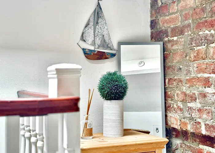 Victoria With Free Parking Scarborough