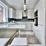 Victoria With Free Parking Apartment *