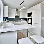 Victoria With Free Parking Apartment