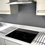 Victoria With Free Parking Apartment