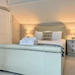 Victoria With Free Parking Apartment