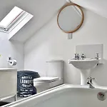 Victoria With Free Parking Apartment Scarborough