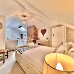 Victoria With Free Parking Apartment
